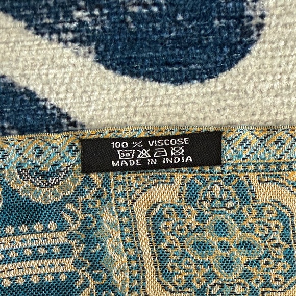 Elegant Paisley Scarf Set - Red and Blue - Picture 6 of 12